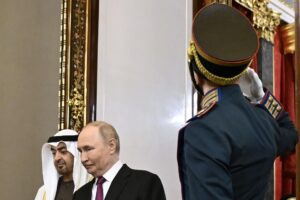 El presidente ruso, Vladimir Putin (C), ingresa a una sala con el presidente de los Emiratos Árabes Unidos, el jeque Mohammed bin Zayed Al Nahyan (I), durante su reunión en el Kremlin en Moscú, Rusia, el 7 de agosto de 2025.