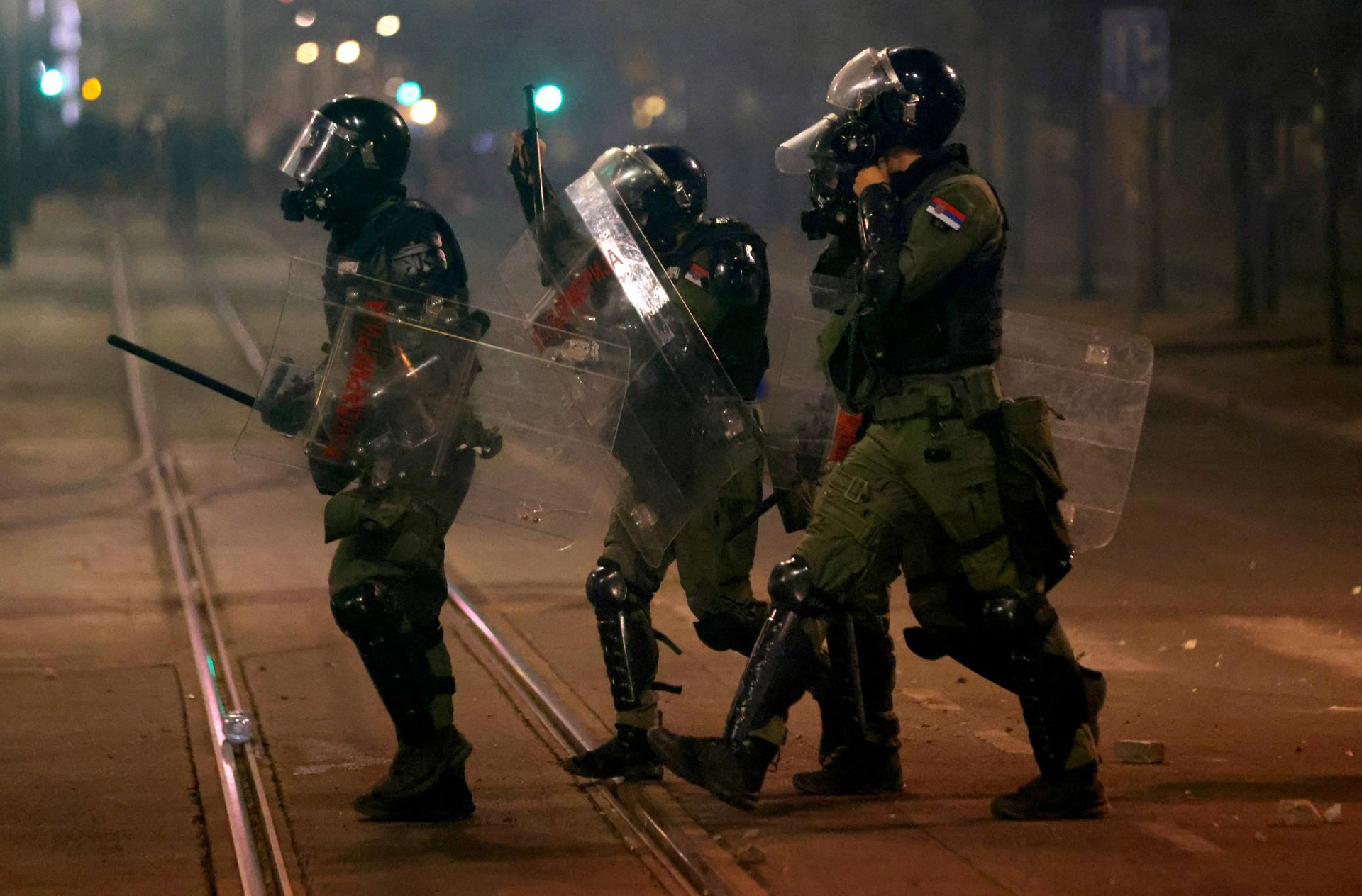 Los policías antidisturbios se posicionan durante una protesta antigubernamental en Belgrado, Serbia, 15 de agosto de 2025. 
EFE/EPA/ANDREJ CUKIC
