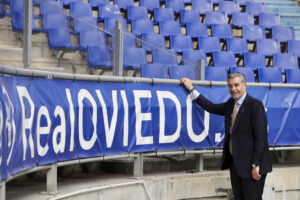 El mexicano Martín Peláez, presidente del Real Oviedo español, en un momento de la entrevista con la Agencia EFE. EFE/ J. L. Cereijido