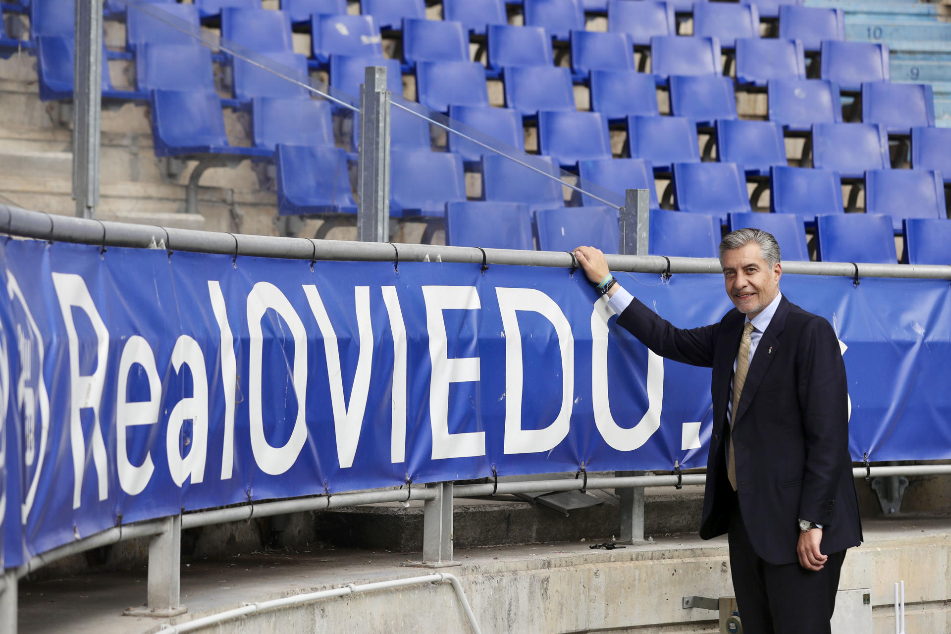 El mexicano Martín Peláez, presidente del Real Oviedo español, en un momento de la entrevista con la Agencia EFE. EFE/ J. L. Cereijido