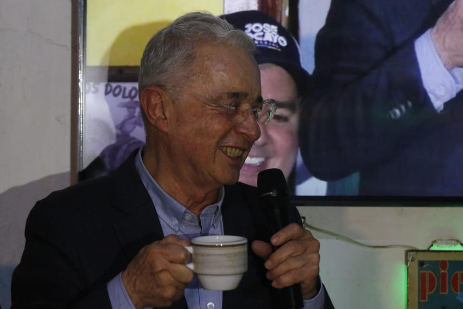 El expresidente de Colombia Álvaro Uribe (2002-2010) reacciona en una reunión con seguidores este miércoles, en Sabaneta (Colombia). EFE/ STR
