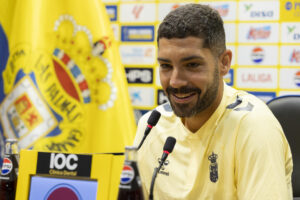 Alex Suárez, reciente renovación hasta 2028 de la UD Las Palmas, ha ofrecido una rueda de prensa. EFE/Quique Curbelo