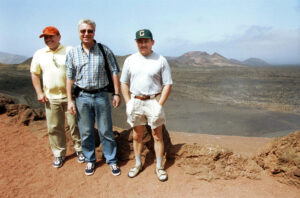 Foto archivo. -ARRECIFE-6-06-01.LOS COSMONAUTAS RUSOS EN SU VISITA HOY A LAS MONTAÑAS DEL FUEGO (PARQUE NACIONAL DE TRIMANFAYA).DE IZQDA.A DCHA.,BORIS MARUKOV M´EDICO,YURI BATURIN,COSMONAUTA Y TALGAT MUSABAEV (derecha) COSMONAUTA-EFE/JESUS PORTEROS.