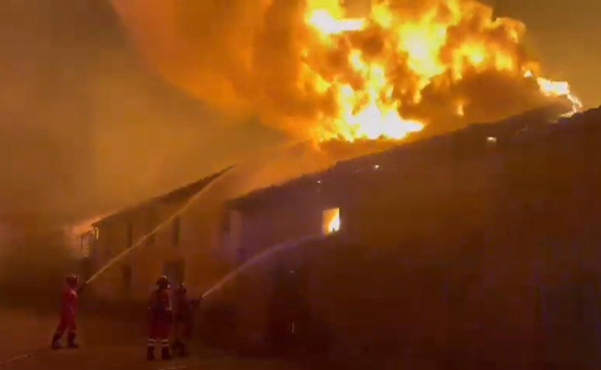 Captura de video facilitado por la UME que muestra las llamas en el incendio de Molezuelas de la Carballeda en Zamora. Hasta ocho espacios naturales de Castilla y León se ven afectados en estos momentos por los graves incendios forestales que desde la pasada semana arrasan centenares de hectáreas de terreno en las provincias de León, Zamora y Palencia, y que ayer causó la muerte de un bombero voluntario en León, varios heridos, el desalojo de miles de vecinos y el corte de decenas de carreteras. EFE/ UME / SOLO USO EDITORIAL/SOLO DISPONIBLE PARA ILUSTRAR LA NOTICIA QUE ACOMPAÑA (CRÉDITO OBLIGATORIO)