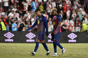 Los jugadores del FC Barcelona Lamine Yamal (d) y Ferrán Torres tras el partido de la tercera jornada de LaLiga entre el Rayo Vallecano y el FC Barcelona, este domingo en el estadio de Vallecas. EFE/FERNANDO VILLAR