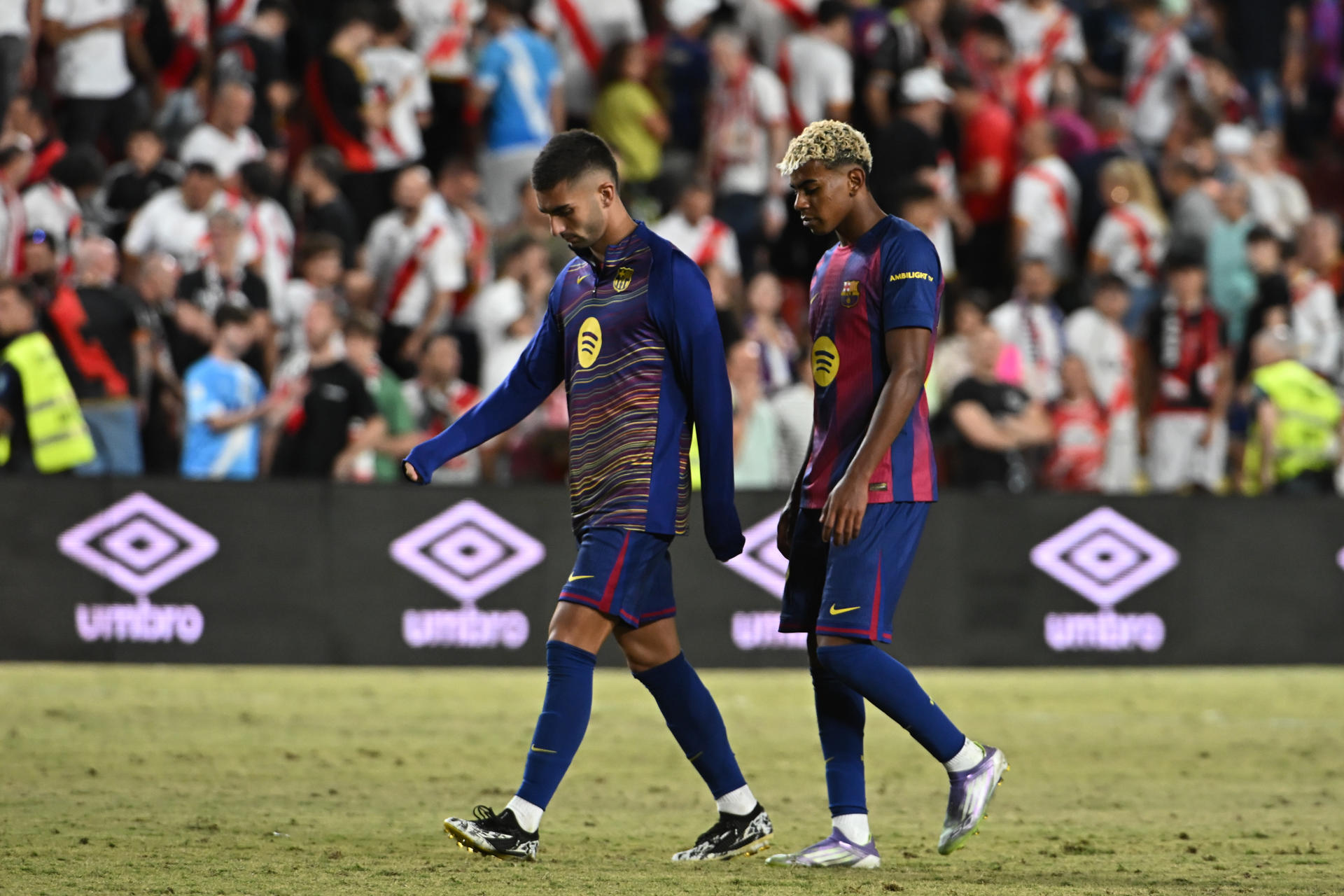 Los jugadores del FC Barcelona Lamine Yamal (d) y Ferrán Torres tras el partido de la tercera jornada de LaLiga entre el Rayo Vallecano y el FC Barcelona, este domingo en el estadio de Vallecas. EFE/FERNANDO VILLAR