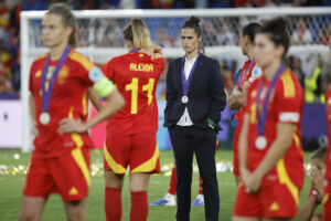 La exseleccionadora española Montse Tomé (c) tras recibir la medalla de subcampeonas en la Eurocopa Femenina 2025. EFE/ Ana Escobar