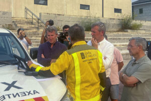El presidente del Partido Popular, Alberto Núñez Feijóo, visita esta tarde el puesto de control de mando avanzado de extinción de incendios de Chandrexa de Queixa (Ourense) junto al presidente de la Xunta de Galicia, Alfonso Rueda (2d). EFE/José Carlos Rodríguez