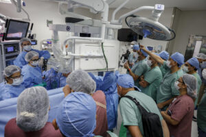 Fotografía de archivo en donde se ven médicos en sala de cirugía. EFE/ Sebastião Moreira