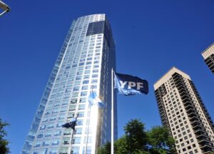 Fotografía de archivo de una vista general del edificio sede de la petrolera argentina YPF, en Buenos Aires (Argentina). EFE/Enrique García