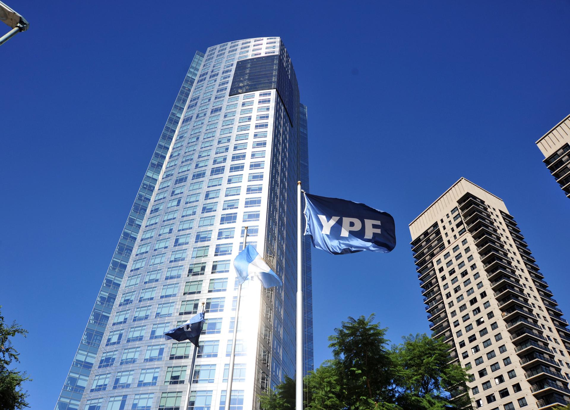 Fotografía de archivo de una vista general del edificio sede de la petrolera argentina YPF, en Buenos Aires (Argentina). EFE/Enrique García