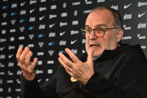 El seleccionador de Uruguay, Marcelo Bielsa, habla durante una rueda de prensa este viernes en el Estadio Centenario en Montevideo. EFE/ Federico Gutiérrez