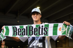 El jugador colombiano Nelson Deossa a su llegada este domingo al aeropuerto de Sevilla, para fichar por el Real Betis. EFE/Raúl Caro.