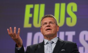 El comisario europeo de Comercio, Maros Sefcovic, ofrece una rueda de prensa tras la declaración conjunta del acuerdo comercial entre UE y EE.UU, hoy 21 de agosto de 2025, en Bruselas (Bélgica).  EFE/EPA/OLIVIER HOSLET