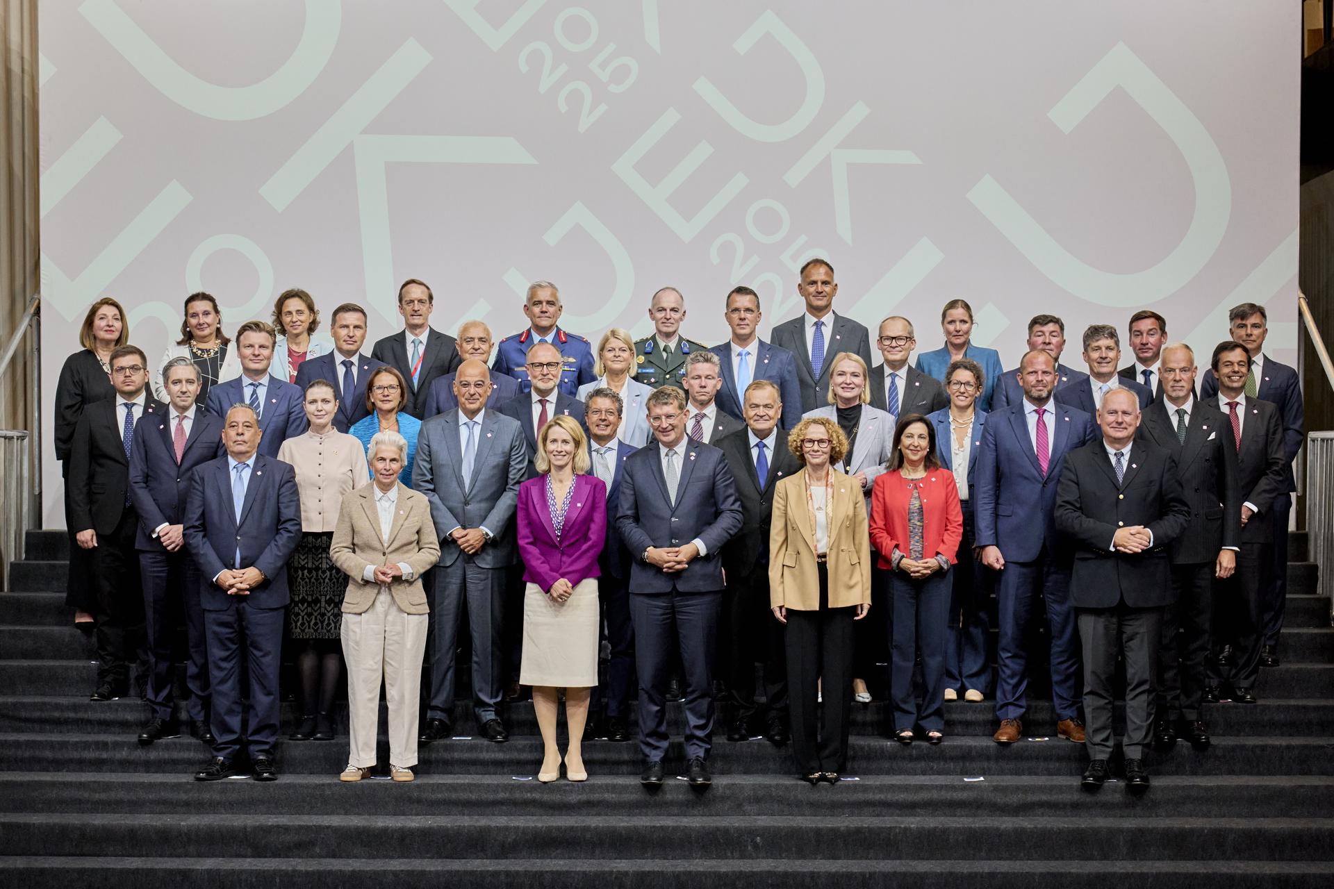 La Alta Representante de la UE para Asuntos Exteriores y Política de Seguridad Kaja Kallas (C-L), el Ministro de Defensa de Dinamarca Troels Lund Poulsen (C-R) y los ministros de defensa europeos posan durante la reunión informal de ministros de defensa de la UE en Copenhague, Dinamarca, 29 de agosto de 2025. (Dinamarca, Copenhague) EFE/EPA/THOMAS TRAASDAHL DENMARK OUT
