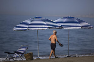 Un hombre pasea junto al mar en la playa del Rincón de la Victoria (Málaga), este miércoles en el que la Aemet anuncia una ligera bajada de temperaturas.EFE/Jorge Zapata