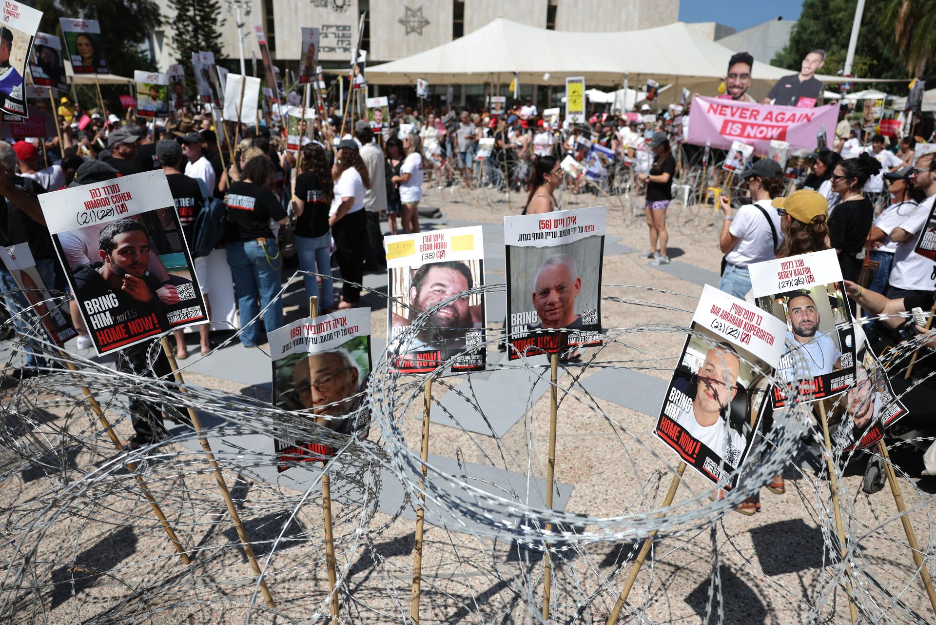 Manifestación celebrada este sábado en Plaza de los Rehenes de Tel Aviv para reclamar un acuerdo de alto el fuego que traiga de vuelta a los cautivos en Gaza, a la que asistieron 60.000 personas. EFE/EPA/ABIR SULTAN EPA