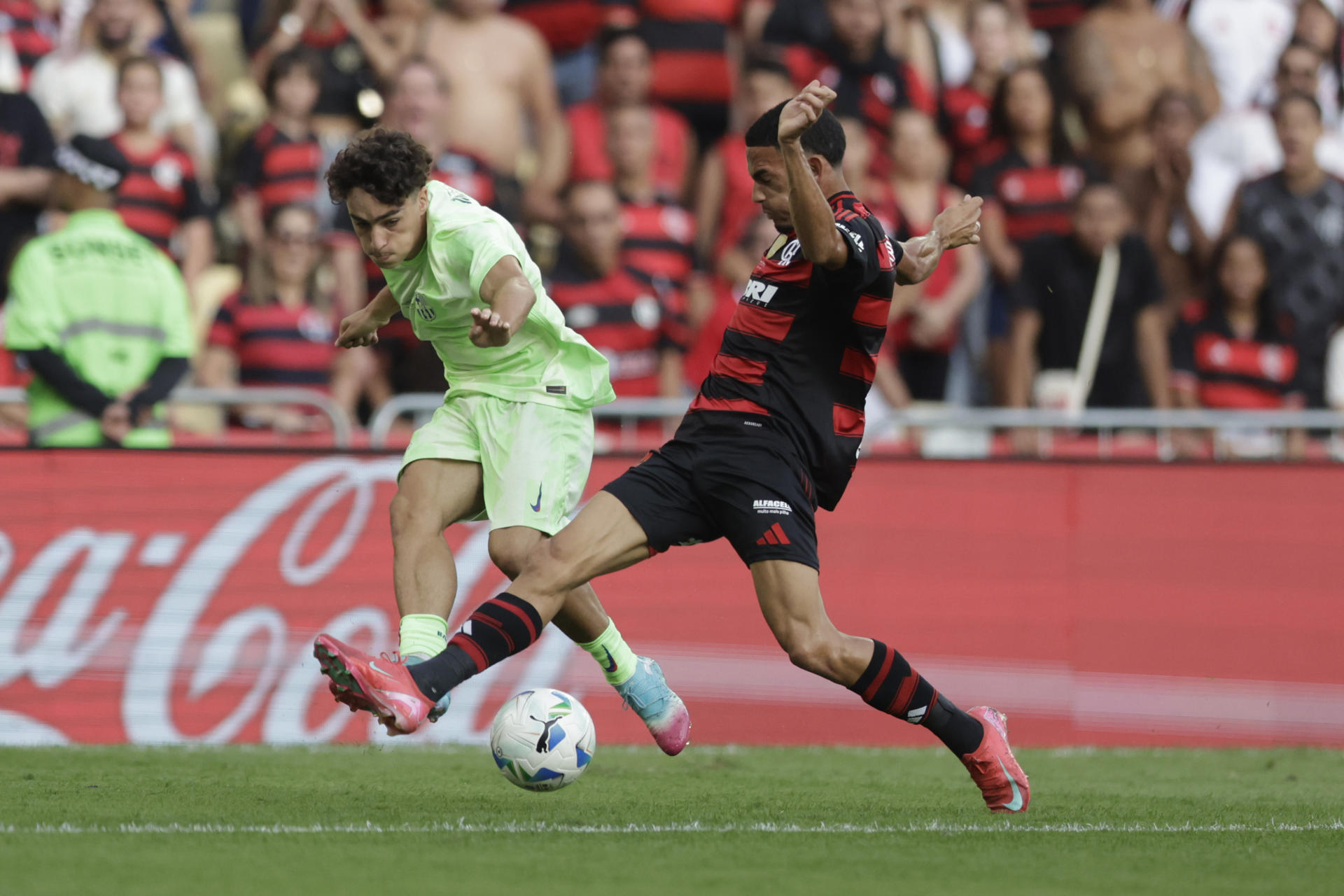 Matheus Goncalves (d) de Flamengo disputa el balón con Jan Virgili de Barcelona en foto de archivo de Andre Coelho. EFE
