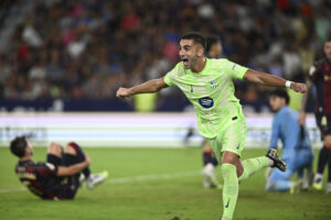 El delantero del Barcelona Ferrán Torres celebra el tercer gol ante el Levante, durante el partido de LaLiga de fútbol que Levante UD y FC Barcelona disputaron en el estadio Ciutat de Valencia. EFE/Andreu Esteban