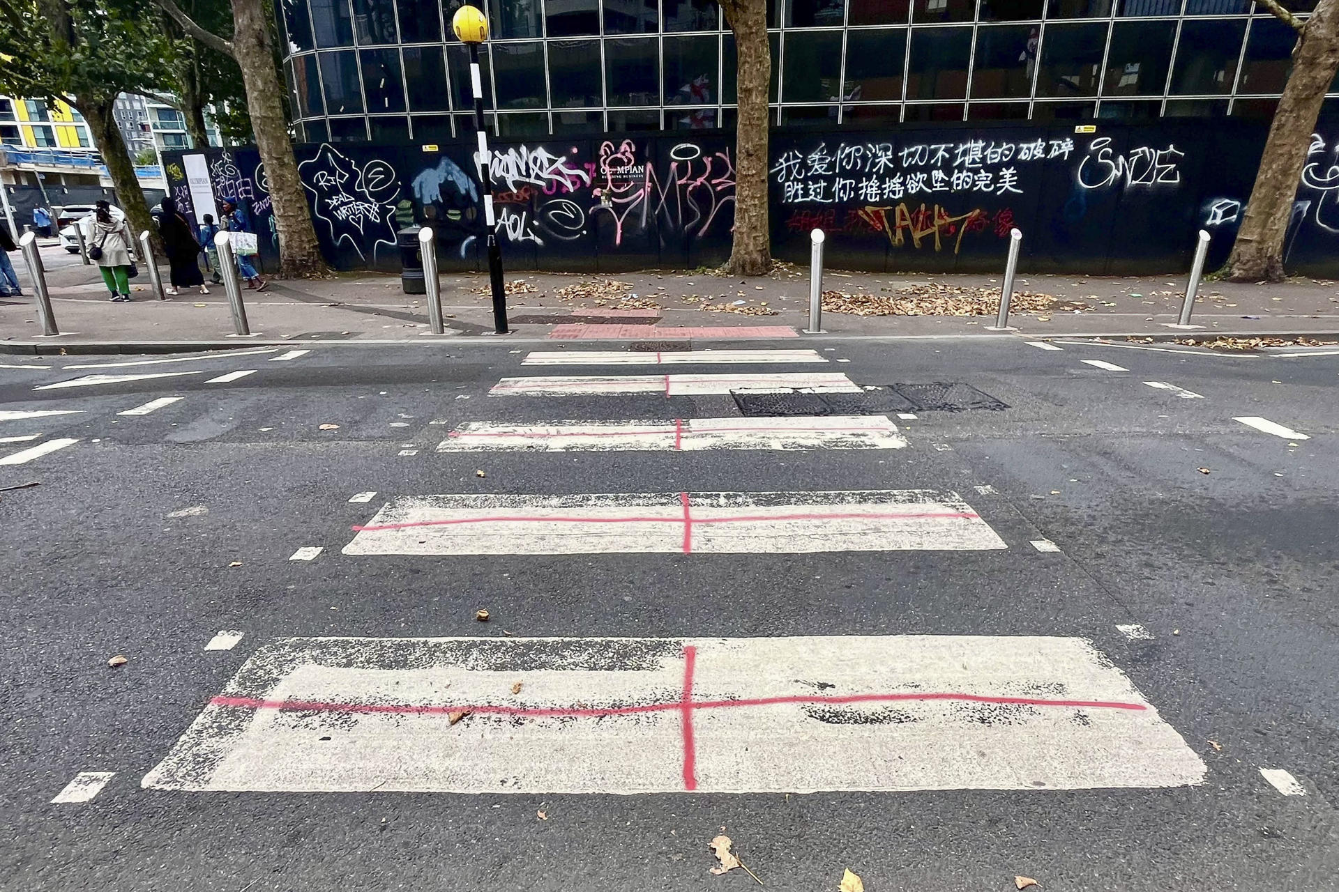 -La bandera de San Jorge de Inglaterra, la cruz roja sobre fondo blanco que es uno de los símbolos heráldicos más antiguos de Europa, ha pasado en las últimas semanas de ser la enseña de unión de los ingleses a un arma arrojadiza de división ante la crisis migratoria que afronta el Reino Unido. EFE/ Miguel Salvatierra