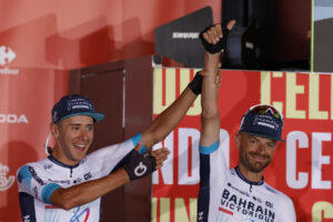 El ciclista Damiano Caruso (Bahrain) (d), durante la presentación de su equipo en la previa de la Vuelta a España, en Turín (Italia) este jueves. EFE/ Javier Lizón