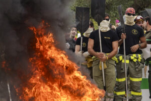 Bomberos forestales se concentran ante las Cortes de Castilla y León para protestar por la gestión de los incendios forestales, sobre la que comparece en el hemiciclo el presidente de la Junta, Alfonso Fernández Mañueco. EFE/Nacho Gallego