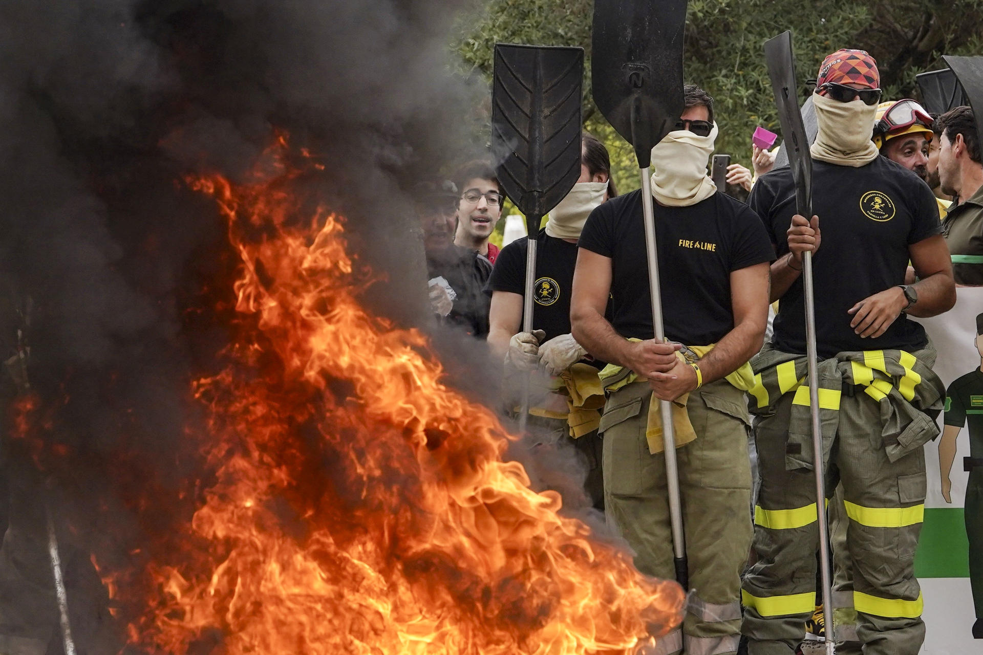 Bomberos forestales se concentran ante las Cortes de Castilla y León para protestar por la gestión de los incendios forestales, sobre la que comparece en el hemiciclo el presidente de la Junta, Alfonso Fernández Mañueco. EFE/Nacho Gallego
