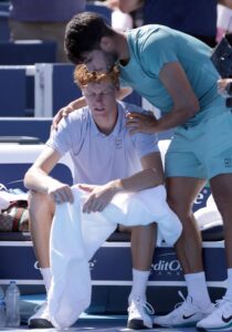 El español Carlos Alcaraz (d) consuela a Jannik Sinner, quien se retiró tras ir abajo 0-5 en el primer set de la final del Masters 1.000 de Cincinnati. EFE/EPA/MARK LYONS