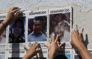 Familiares y colectivos de derechos humanos colocan fotografías de personas desaparecidas al exterior de la Fiscalía General del Estado (FGE) este martes , en el municipio de Chilpancingo, en Guerrero (México). EFE/ José Luis De La Cruz