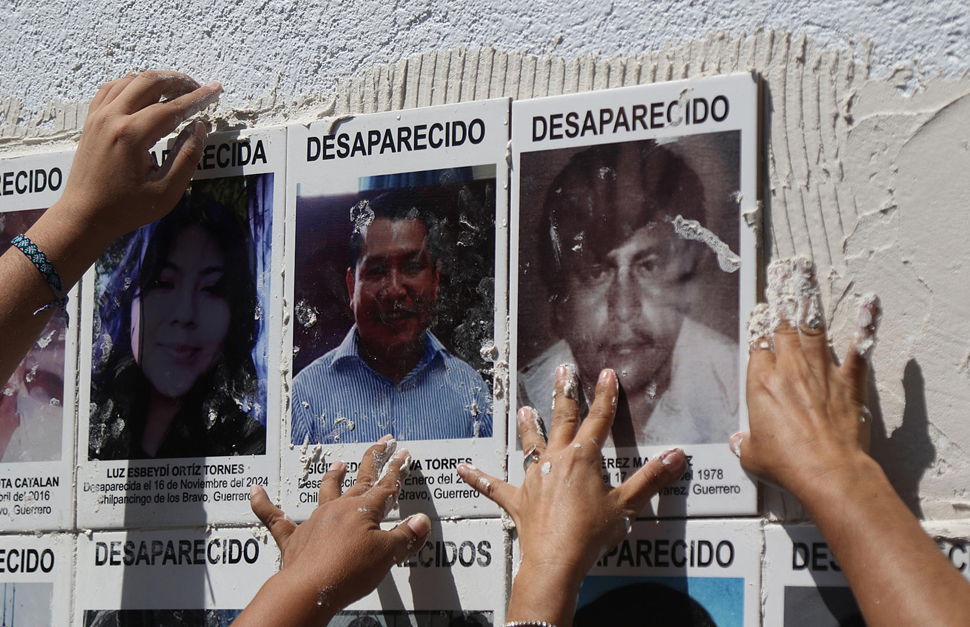 Familiares y colectivos de derechos humanos colocan fotografías de personas desaparecidas al exterior de la Fiscalía General del Estado (FGE) este martes , en el municipio de Chilpancingo, en Guerrero (México). EFE/ José Luis De La Cruz