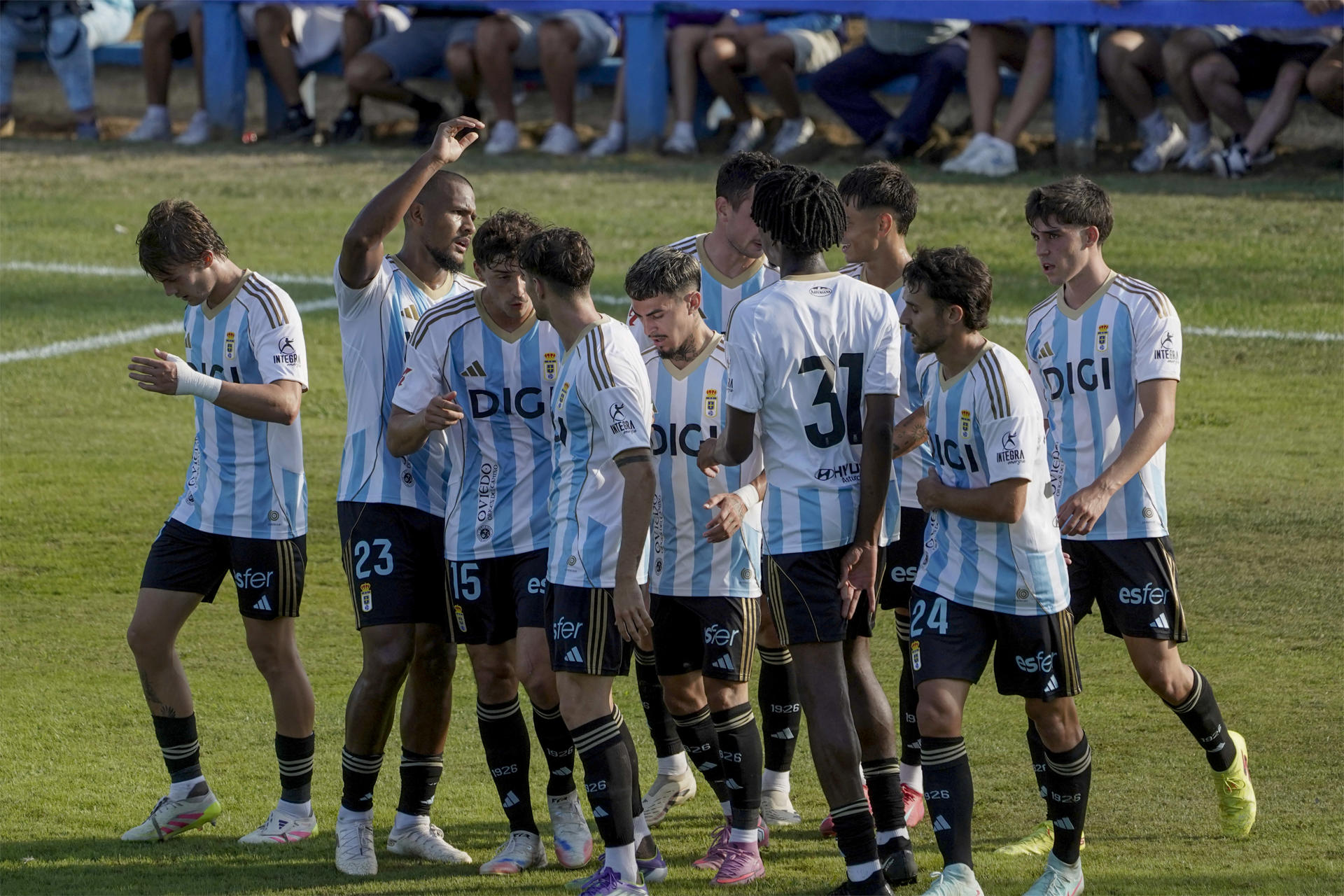 Los jugadores del Real Oviedo celebran un gol en la pretemporada. EFE/Paco Paredes