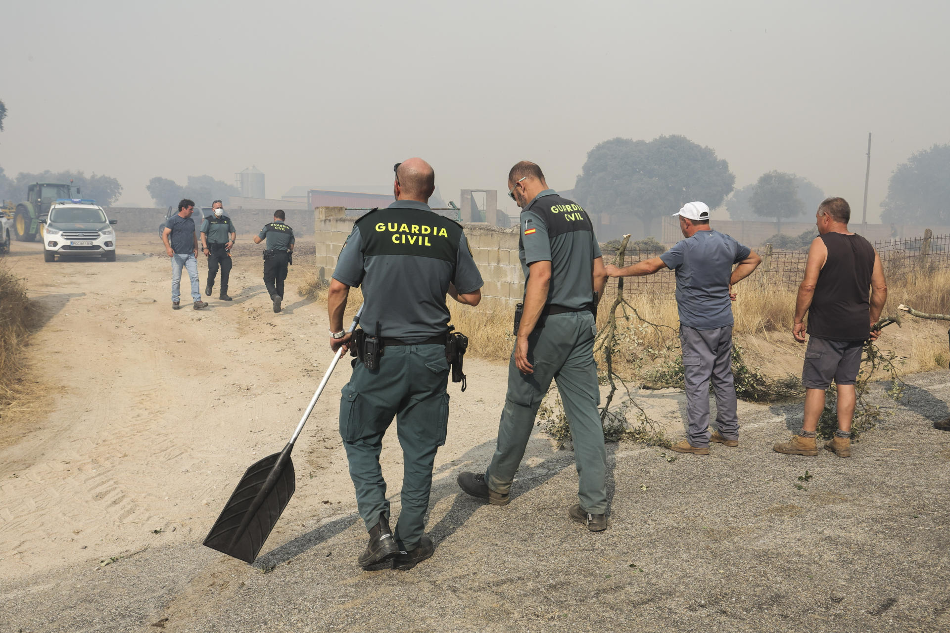 Guardias civiles y voluntarios trabajan en la extinción del incendio este viernes, en las proximidades de Cipérez (Salamanca). EFE/JM GARCIA