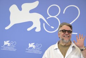 El cineasta mexicano Guillermo del Toro estrenó este sábado en el Festival de Venecia su adaptación del mito de 'Frankenstein' y defendió la "urgencia" de que el mundo se mantenga "humano": "No me asusta la inteligencia artificial, sino la estupidez natural, que es más abundante", afirmó.
EFE/EPA/RICCARDO ANTIMIANI