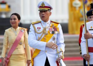 Fotografía de archivo de la princesa Bajrakitiyabha (izq) junto a su padre, el rey de Tailandia Vajiralongkorn.
EFE/EPA/RUNGROJ YONGRIT