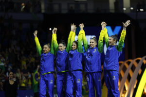Gimnastas del equipo de Brasil saludan luego de obtener el segundo lugar en la categoría de gimnasia rítmica con aro y pelota en el Campeonato Mundial de Gimnasia Rítmica. EFE/ Antonio Lacerda