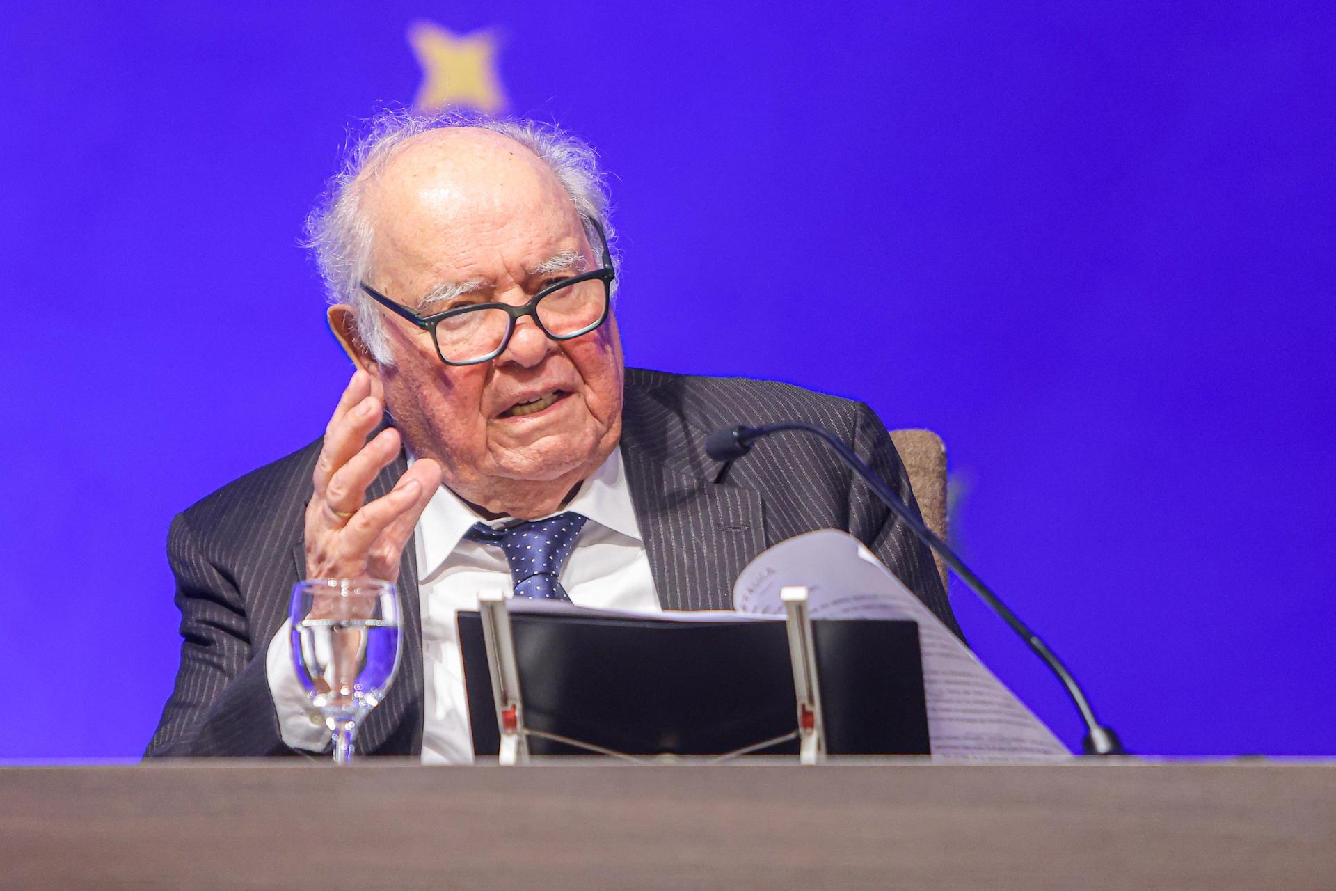 El expresidente del Banco Interamericano de Desarrollo (BID) Enrique Iglesias habla tras recibir el título de doctor 'honoris causa' de la Universidad Católica del Uruguay (UCU) este miércoles, en Montevideo (Uruguay). EFE/ Gastón Britos