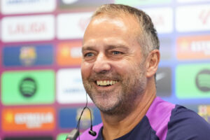 El técnico Hansi Flick durante la rueda de prensa posterior al entrenamiento del FC Barcelona en la Ciudad Deportiva Joan Gamper. EFE/Enric Fontcuberta