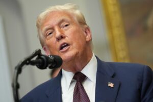 El presidente de EE.UU., Donald Trump habla durante la un acto en la Casa Blanca en Washington (EE.UU.). EFE/EPA/ERIC LEE / POOL