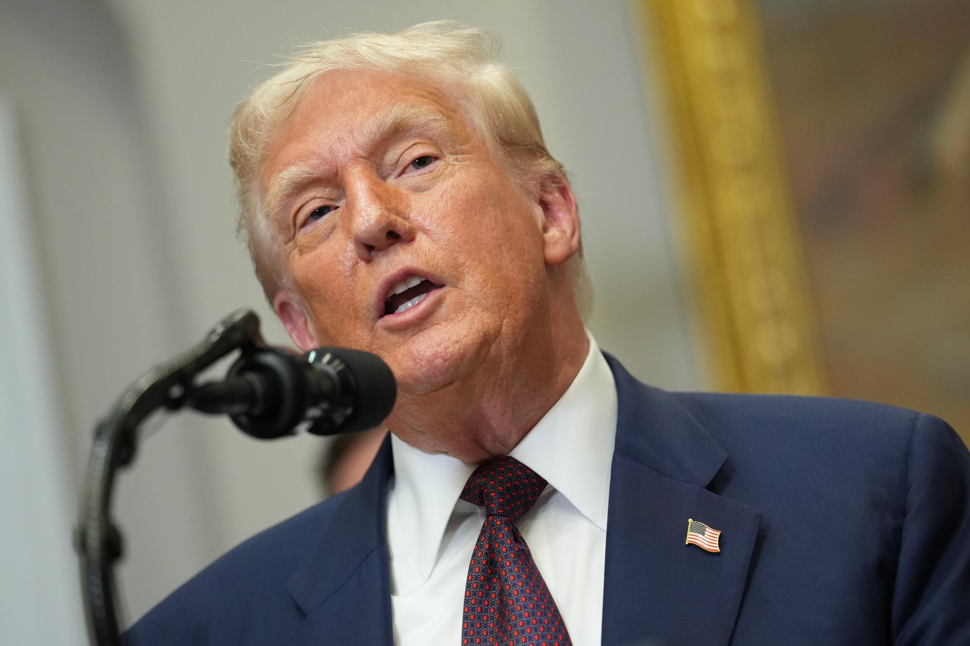 El presidente de EE.UU., Donald Trump habla durante la un acto en la Casa Blanca en Washington (EE.UU.). EFE/EPA/ERIC LEE / POOL