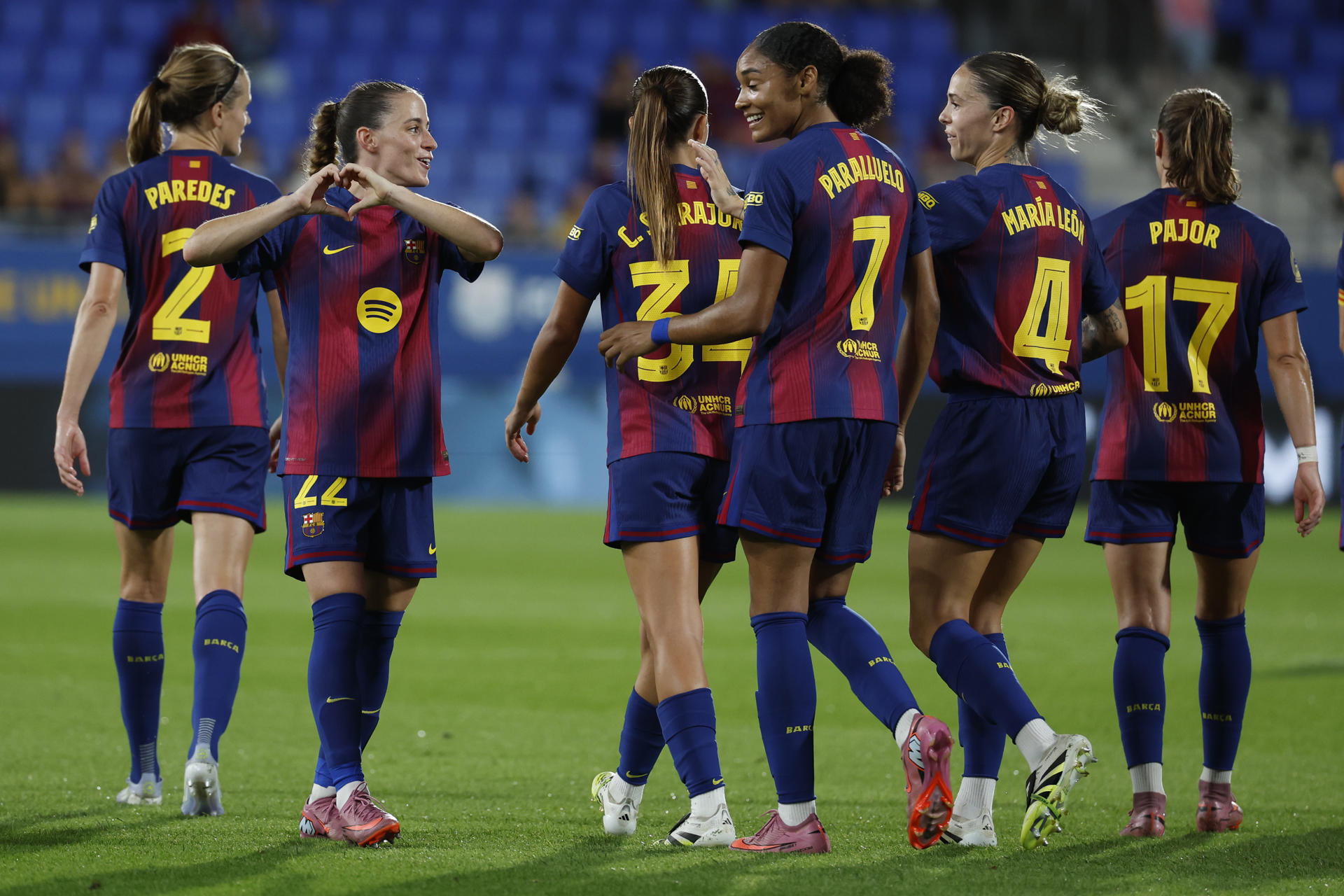 La defensora del FC Barcelona Ona Batlle (2i) celebra su gol, cuarto del equipo, durante el partido de Primera División Femenina que FC Barcelona y Alhama ElPozo CF disputan este sábado en el estadio Johan Cruyff. EFE/Toni Albir