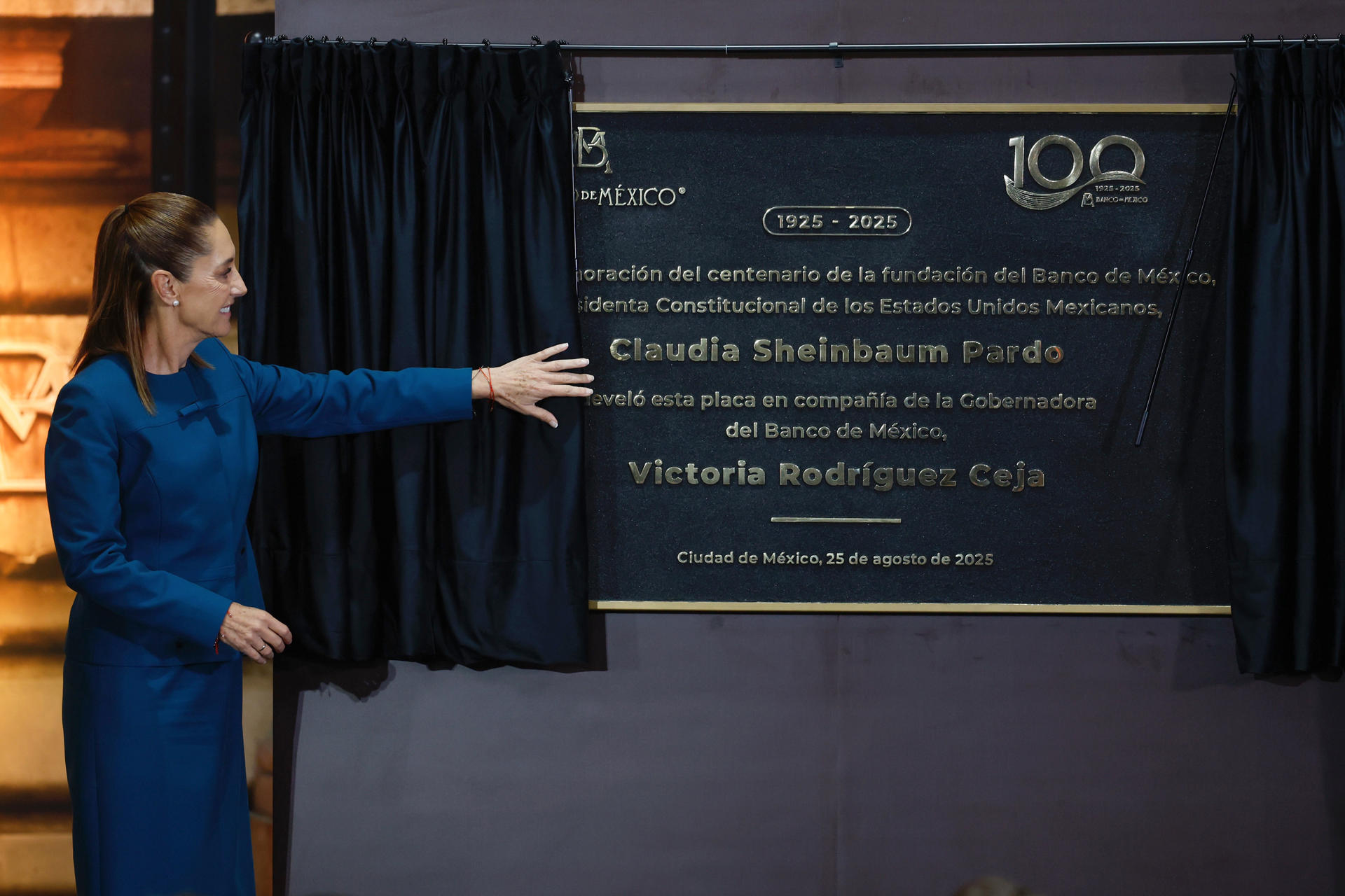 La presidenta de México, Claudia Sheinbaum, observa una placa conmemorativa del 100 aniversario de la fundación de Banxico este lunes, en Ciudad de México (México). EFE/ Sáshenka Gutiérrez
