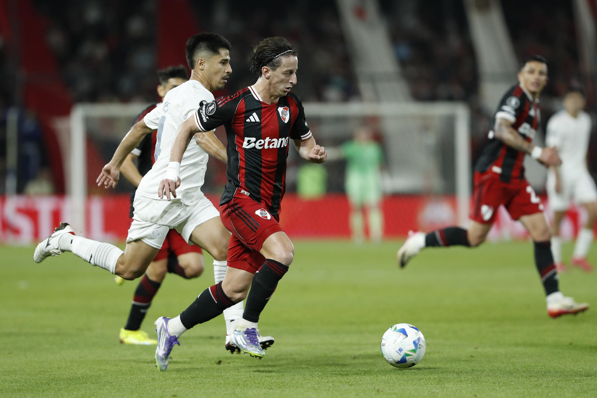 Matías Galarza (d) de River disputa el balón con Néstor Giménez de Libertad durante un partido de octavos de final de la Copa Libertadores. EFE/ Juan Pablo Pino
