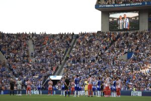 El Oporto y el Atlético de Madrid homenajearon este domingo, antes de empezar el partido amistoso que los enfrenta en el Estadio do Dragão, a los futbolistas portugueses Diogo Jota y André Silva, cuando se cumple un mes del trágico accidente de coche que acabó con sus vidas.EFE/EPA/MANUEL FERNANDO ARAUJO