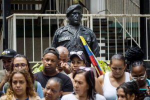 Integrantes de grupos activistas y derechos humanos ofrecen una rueda de prensa este lunes, en Caracas (Venezuela). EFE/ Miguel Gutiérrez
