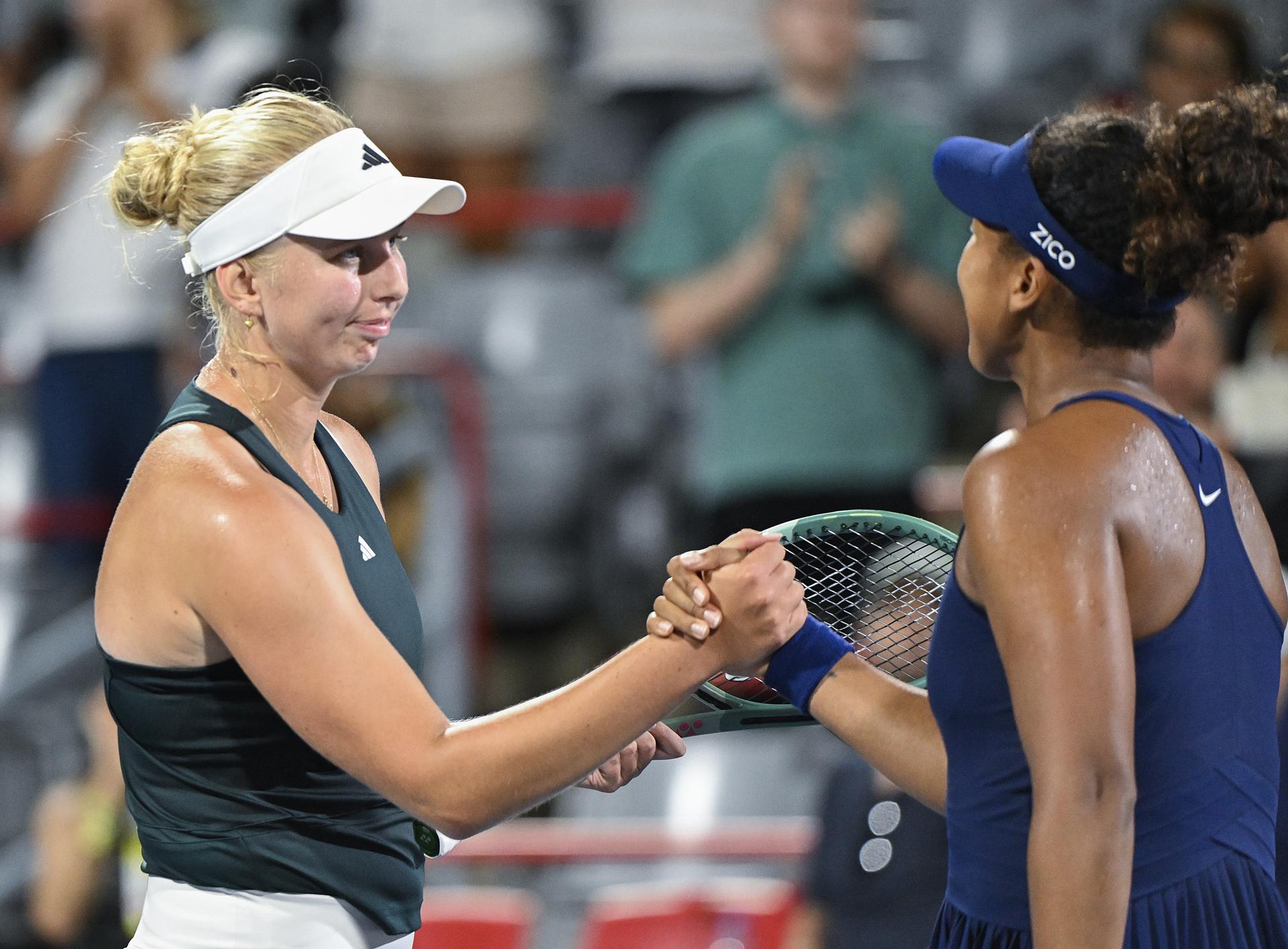 La danesa Clara Tauson (i) felicita a la japonesa Naomi Osaka, quien se clasificó este miércoles en Montreal para su primera final de un Masters 1.000 en tres años. EFE/EPA/GRAHAM HUGHES
