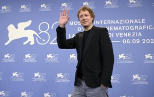 El director de cine húngaro Laszlo Nemes posa durante un photocall para 'Orphan' en el 82º Festival Internacional de Cine de Venecia, en Venecia, Italia, 28 de agosto de 2025. El festival de cine se lleva a cabo del 27 de agosto al 6 de septiembre de 2025. (Cine, Cine, Italia, Venecia) EFE/EPA/RICCARDO ANTIMIANI