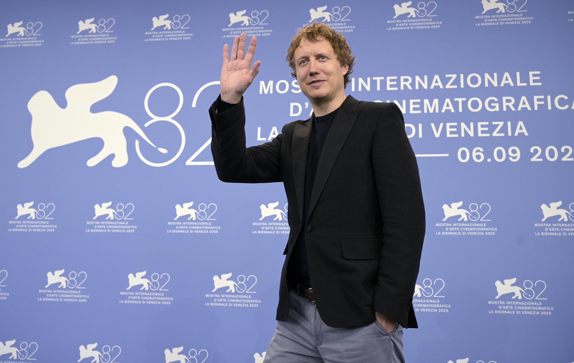 El director de cine húngaro Laszlo Nemes posa durante un photocall para 'Orphan' en el 82º Festival Internacional de Cine de Venecia, en Venecia, Italia, 28 de agosto de 2025. El festival de cine se lleva a cabo del 27 de agosto al 6 de septiembre de 2025. (Cine, Cine, Italia, Venecia) EFE/EPA/RICCARDO ANTIMIANI