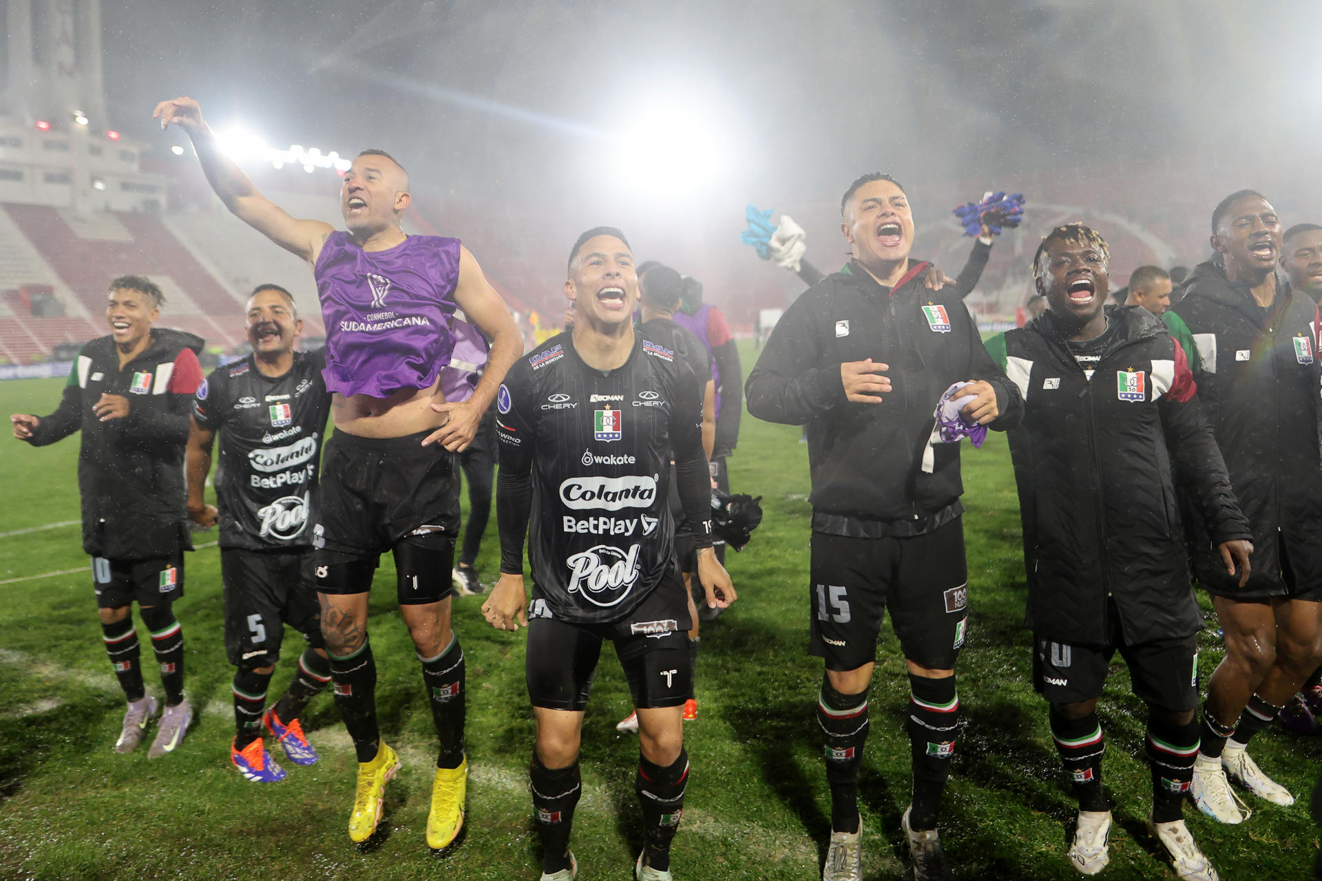 Jugadores de Once Caldas celebran al finalizar un partido de octavos de final de la Copa Sudamericana. EFE/ Juan Ignacio Roncoroni
