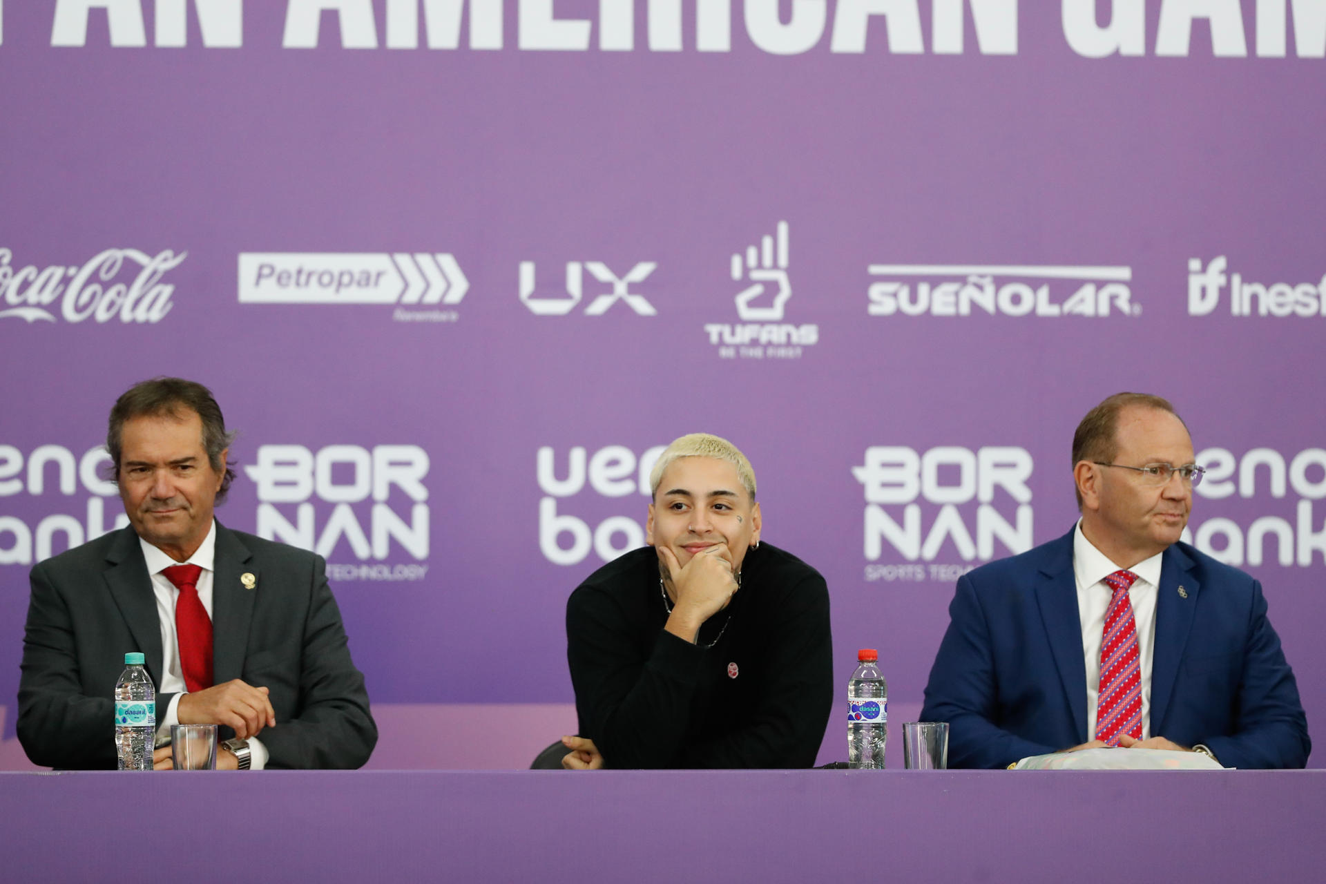 De izquierda a derecha: el presidente de Panam Sports, Neven Ilic; el cantante argentino, Tiago PZK, y el presidente del Comité Olímpico Paraguayo (COP), Camilo Pérez, durante una rueda de prensa previa al inicio de los Juegos Panamericanos Junior Asunción 2025, este viernes en Luque (Paraguay). EFE/ Juan Pablo Pino
