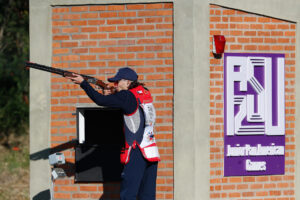 El tirador chileno Raimundo Roche participa en la prueba de tiro en la modalidad de skeet masculino, durante los Juegos Panamericanos Junior Asunción 2025. EFE/Juan Pablo Pino